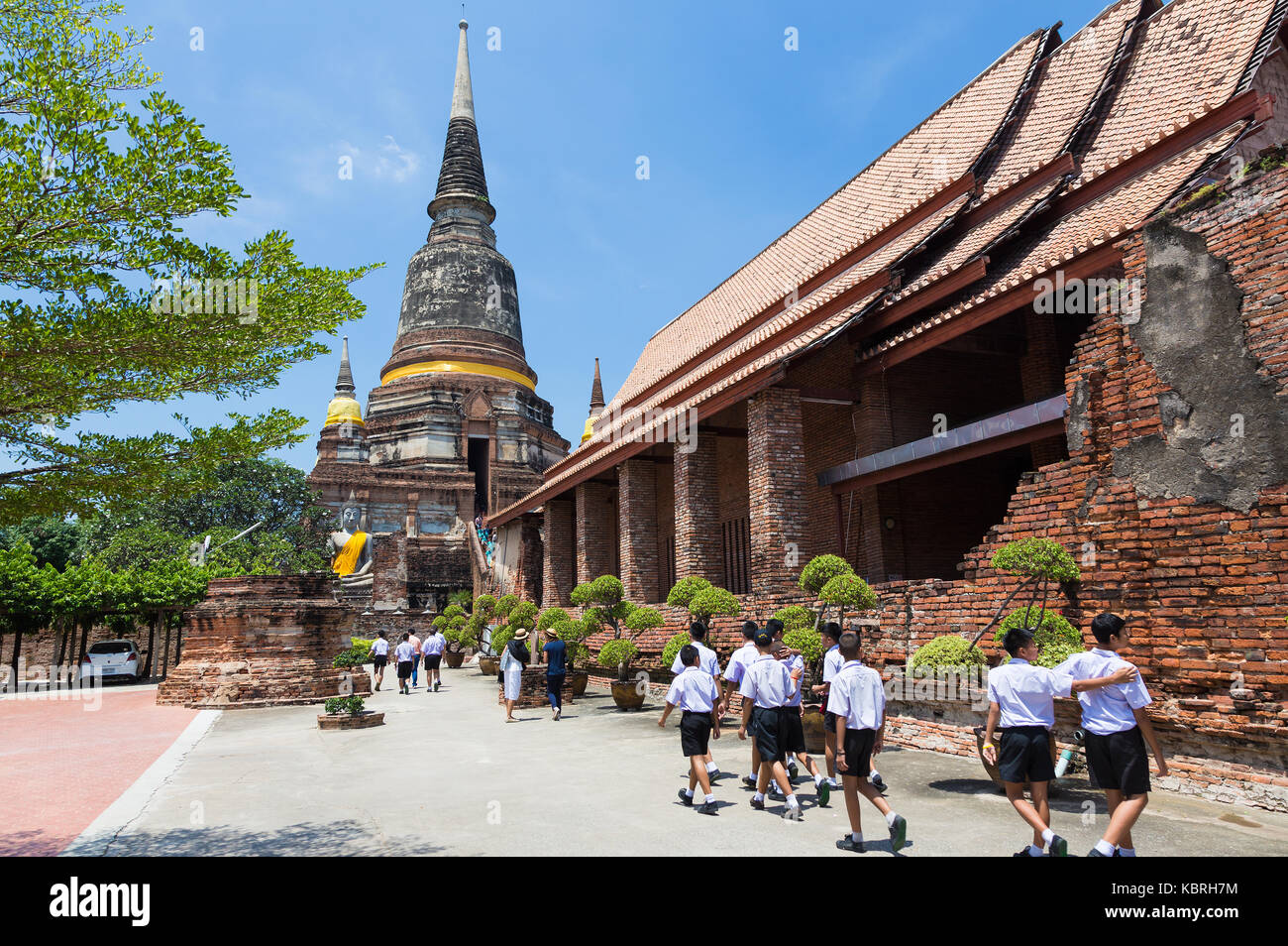 Löwen, Thailand - 14. September 2017 - Lokale thailändische Schüler besuchen Sie eine berühmte Tempel, Wat Yai Chai Mongkol, in Löwen, Thailand auf ihre Schule Stockfoto