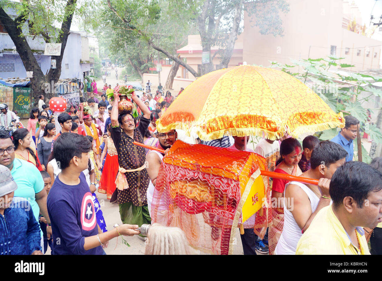Die Devotees, auf Weise für navratri Kalash visarjan anlässlich der Durga Puja. Stockfoto