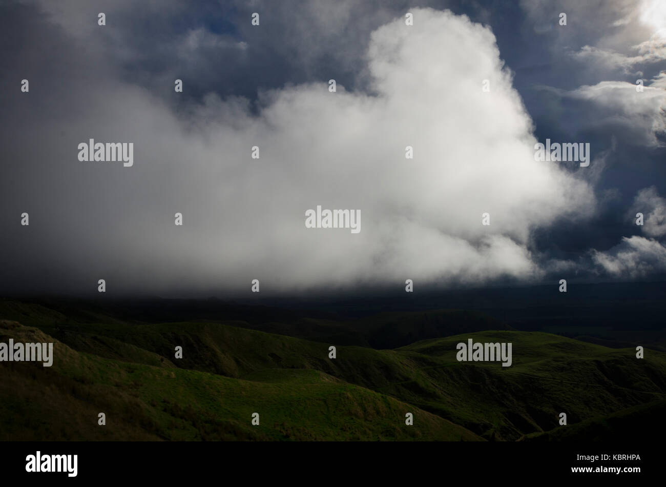 Gewitterwolken über Hügel, stürmisch, Hunterville, Manawatu-Wanganui, Neuseeland Stockfoto
