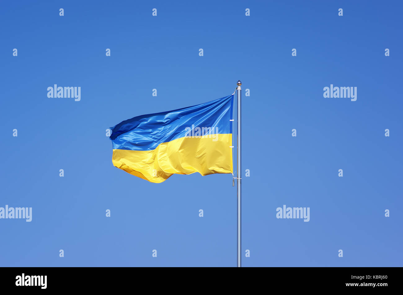 Ukrainische Flagge auf blauen Himmel Hintergrund Stockfoto