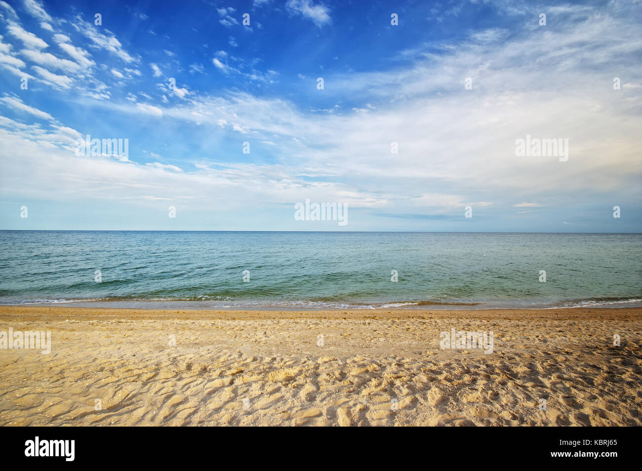 Meer Marine tropischen Strand mit sonnigem Himmel. Sommer Paradies Strand des Asowschen Meeres Stockfoto