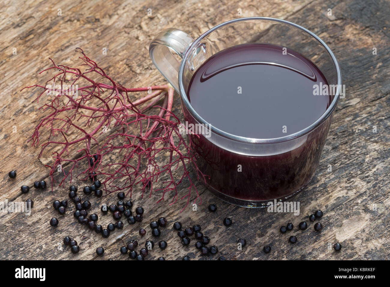 Holunder-Punsch, Holunderbeeren-Punsch, Holunderbeer-Punsch, Holunderpunsch, Holunderbeerenpunsch, Holunderbeerpunsch, Fliederbeer-Punsch, Fliederbeer Stockfoto