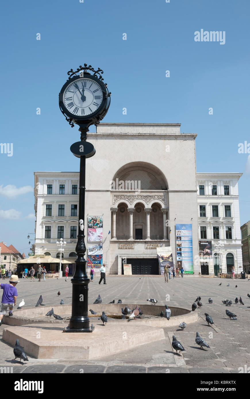 TIMISORA, Rumänien - 4. Mai: Hauptplatz mit Opera House in Timisoara, Rumänien am 4. Mai 2013. Stockfoto