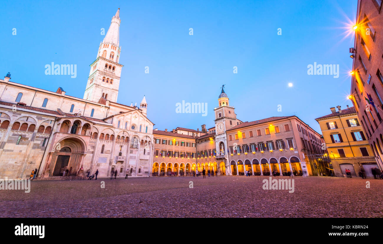 Modena, Emilia Romagna, Italien. Piazza Grande und Dom bei Sonnenuntergang. Stockfoto