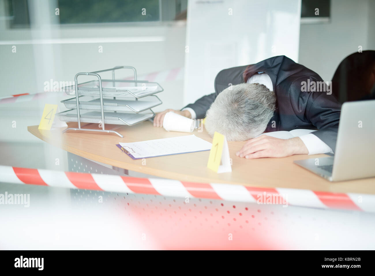 Mordszene im Büro Stockfoto