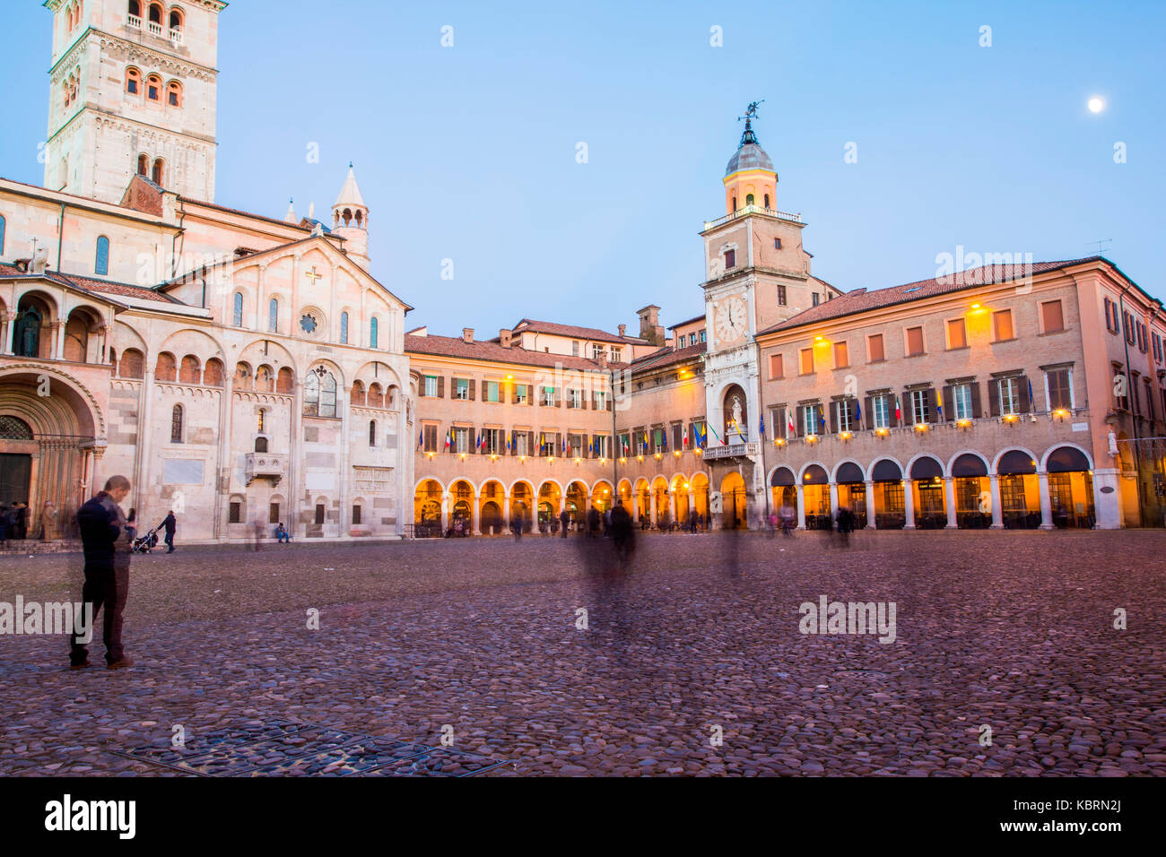 Modena, Emilia Romagna, Italien. Piazza Grande und Dom bei Sonnenuntergang. Stockfoto