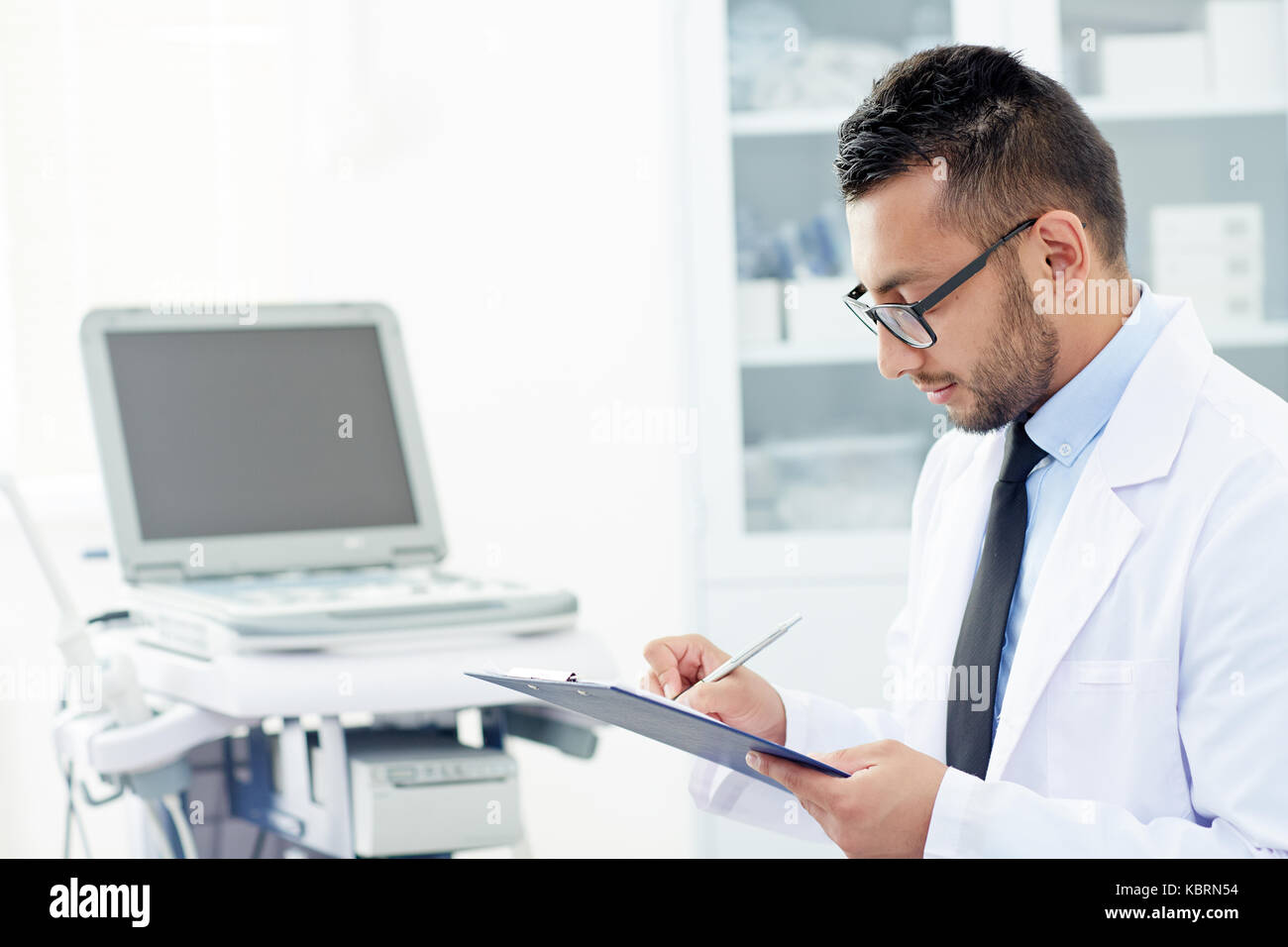 Bärtige Arzt Eingehüllt in Arbeit Stockfoto