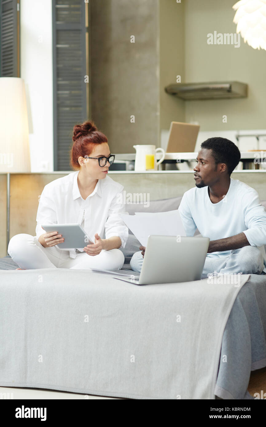 Die Berechnung der Rechnungen mit Freund Stockfoto