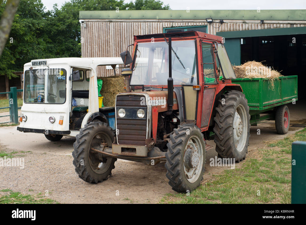 Bauernhof Traktor und Anhänger Stockfoto