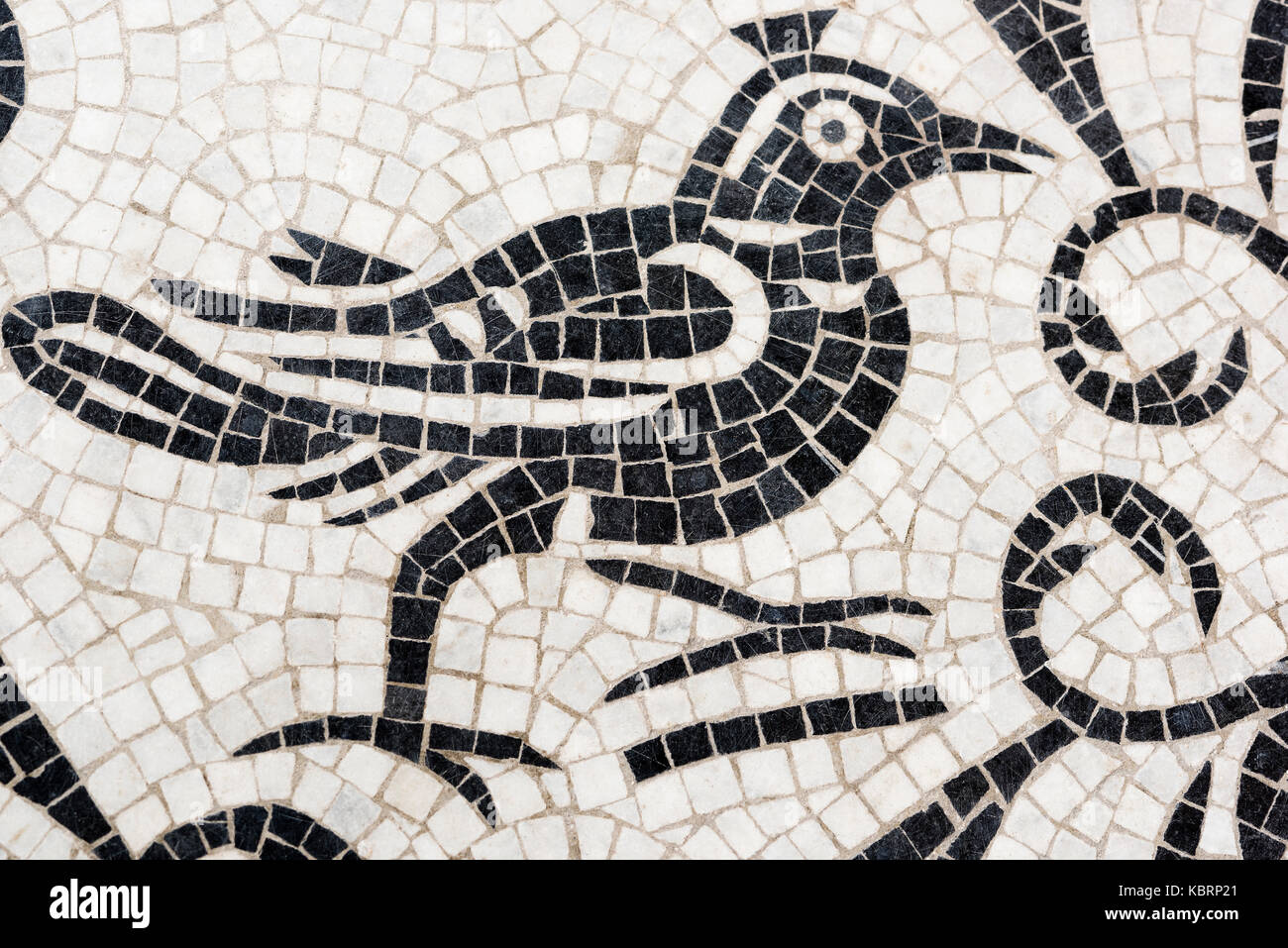 Ein Vogel Detail aus dem Marmor Mosaik Boden in St. Edith's Kirche, Bischof Wilton, Vereinigtes Königreich Stockfoto