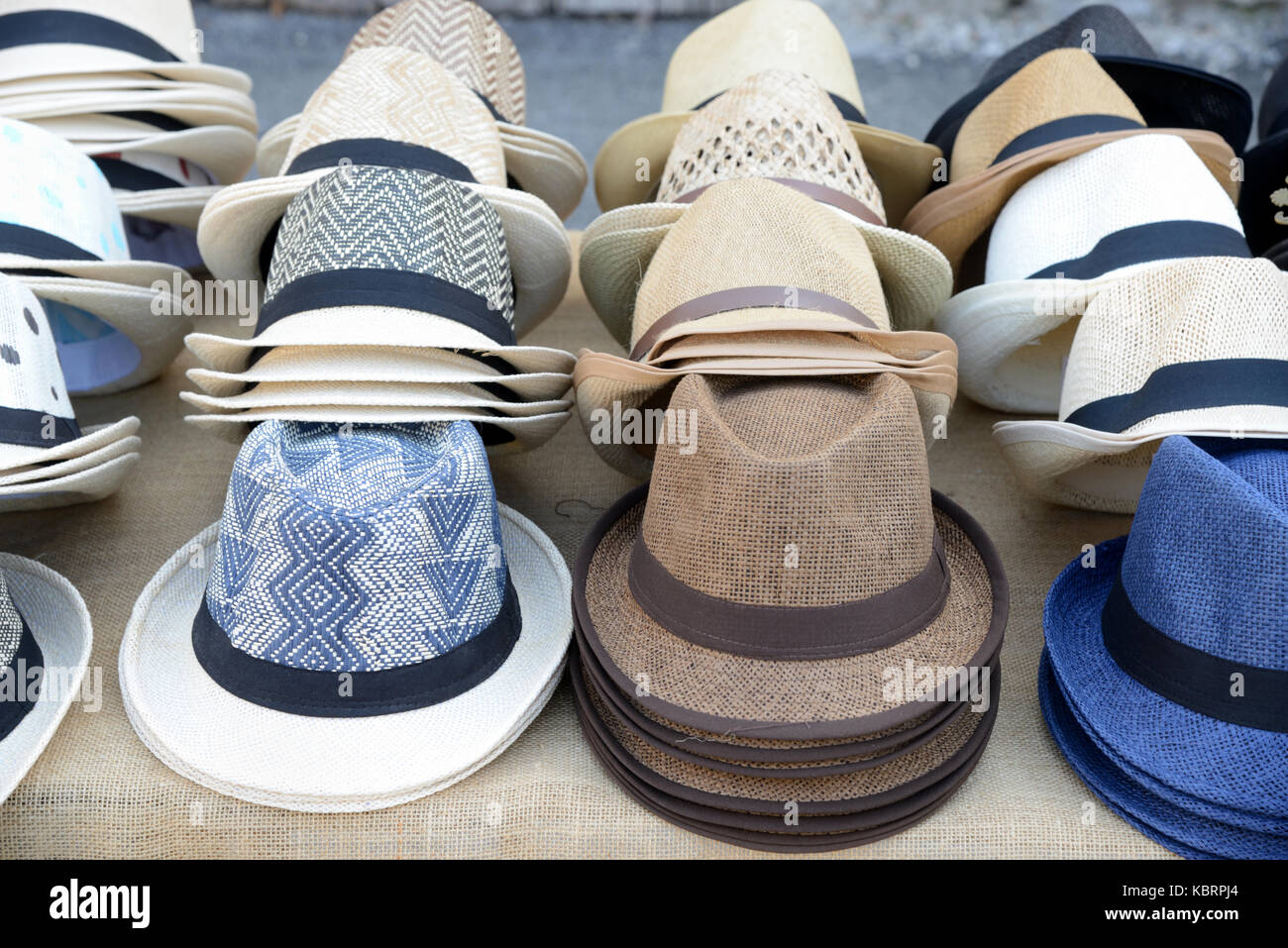 Anzeige der Strohhüte einschließlich Fedora, Panama und Trilby - wie Hüte am Marktstand in der Provence Frankreich Stockfoto