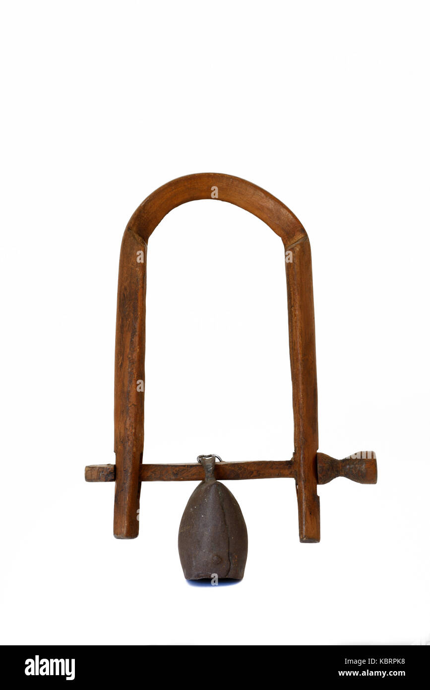 Kuhglocke und handgedrehtes oder geschnitztes Holzhalsband, das von Ziegen in den südfranzösischen Alpen getragen wird Stockfoto