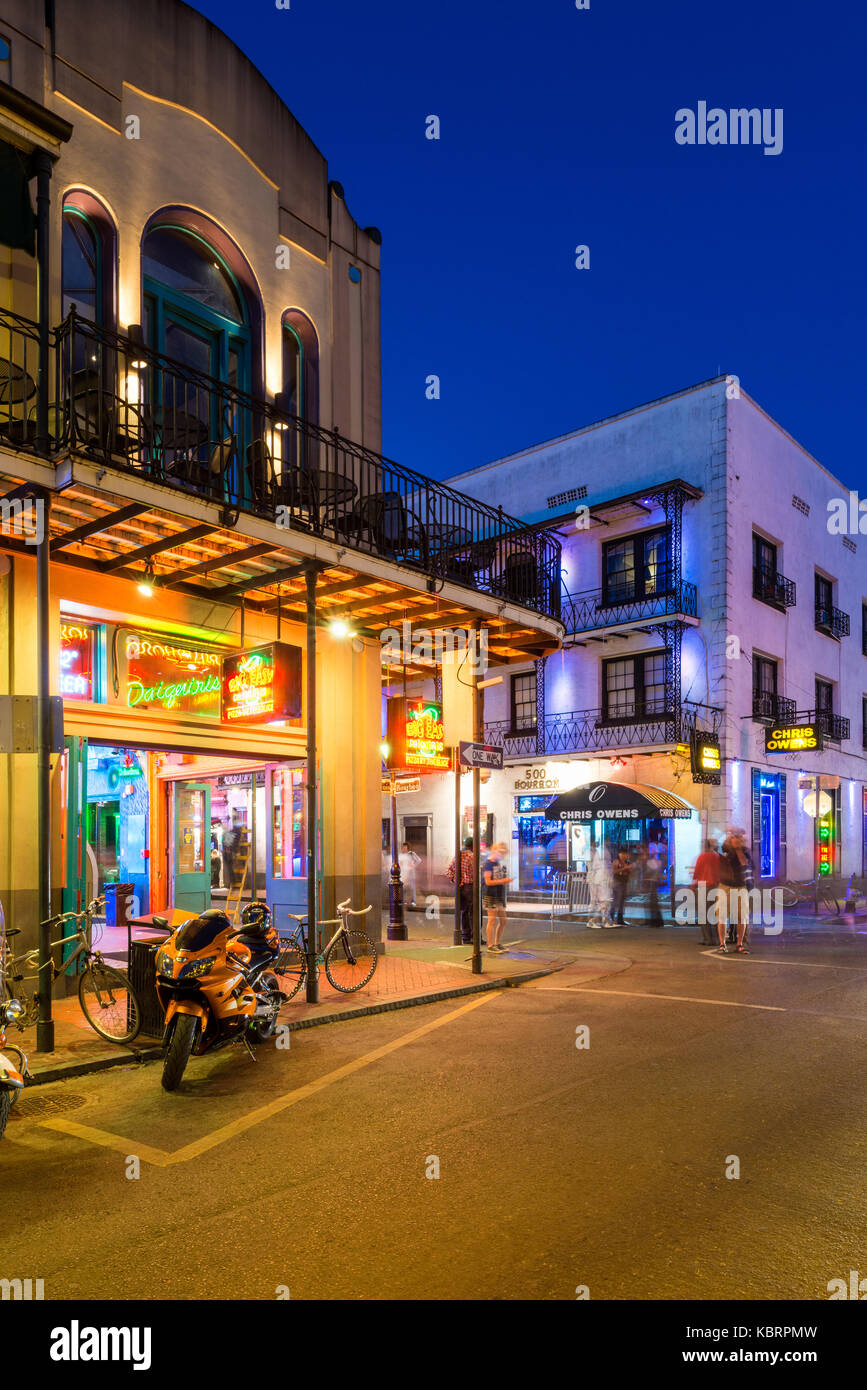Nightscene einer Straße Ecke im berühmten French Quarter Viertel in der Innenstadt von New Orleans, Louisiana, USA Stockfoto