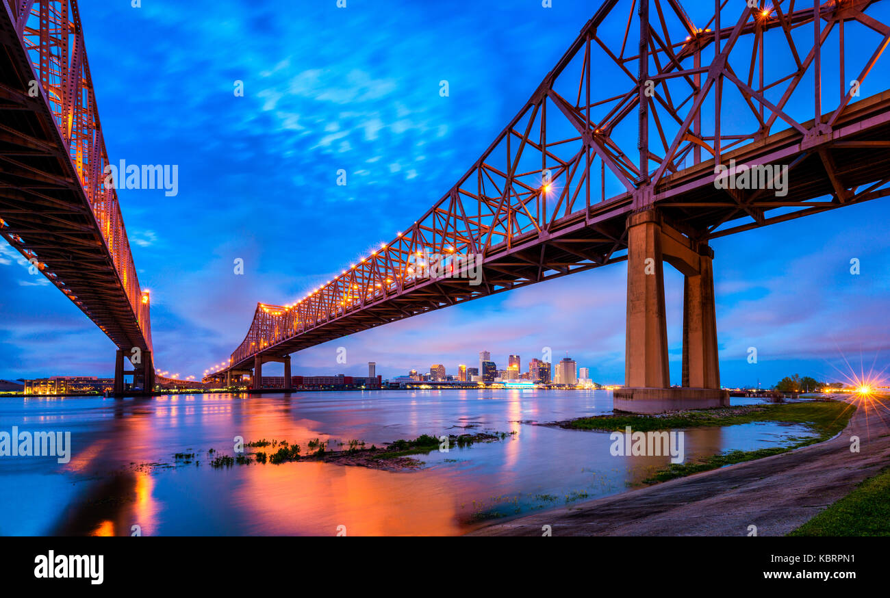 Skyline von New Orleans mit Mississippi River bei Dämmerung Stockfoto