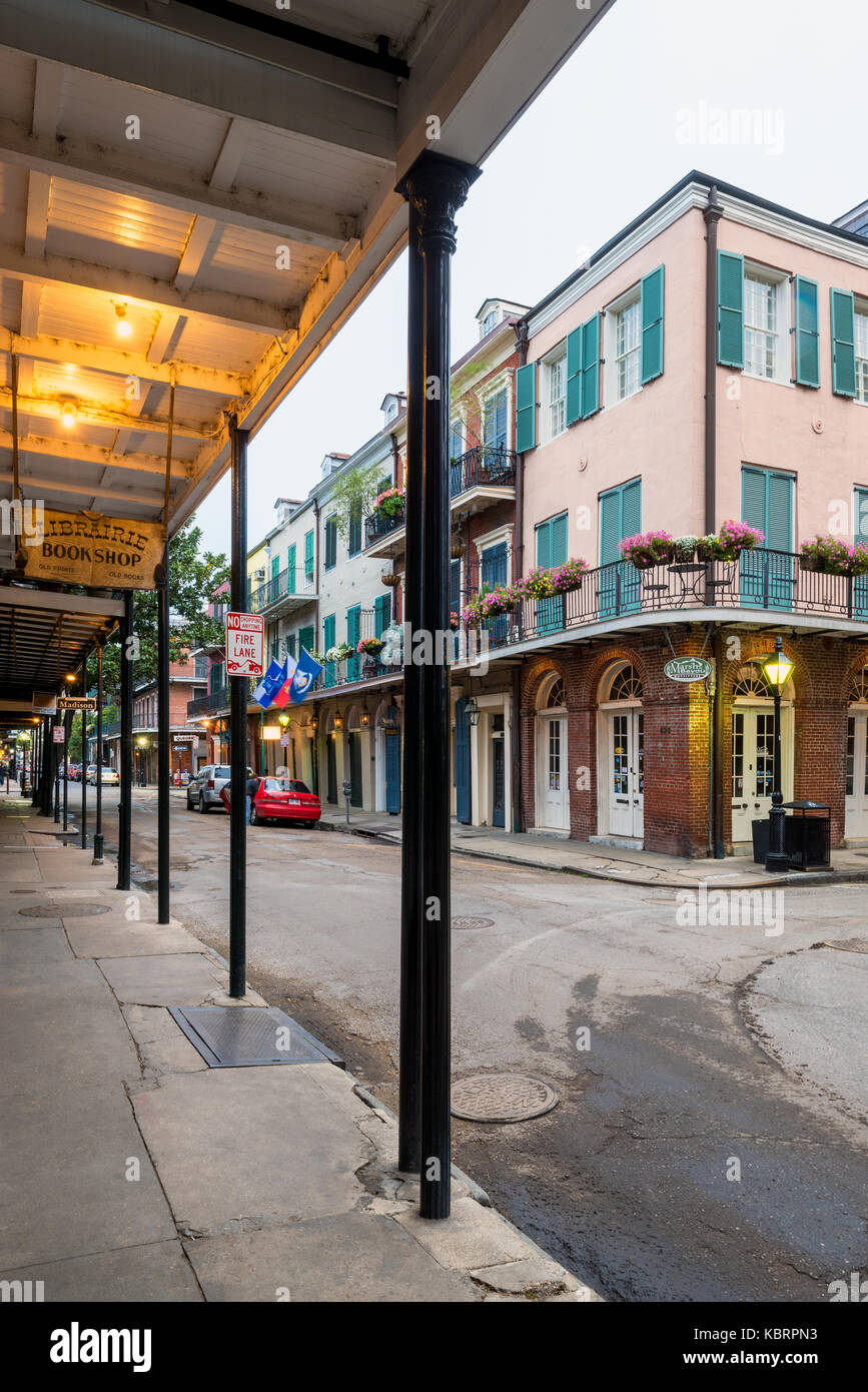 Straße im Französischen Viertel in der Innenstadt von New Orleans, Louisiana, USA, mit seinen typischen Balkonen und Eisenstangen, markanten des Bereichs Stockfoto