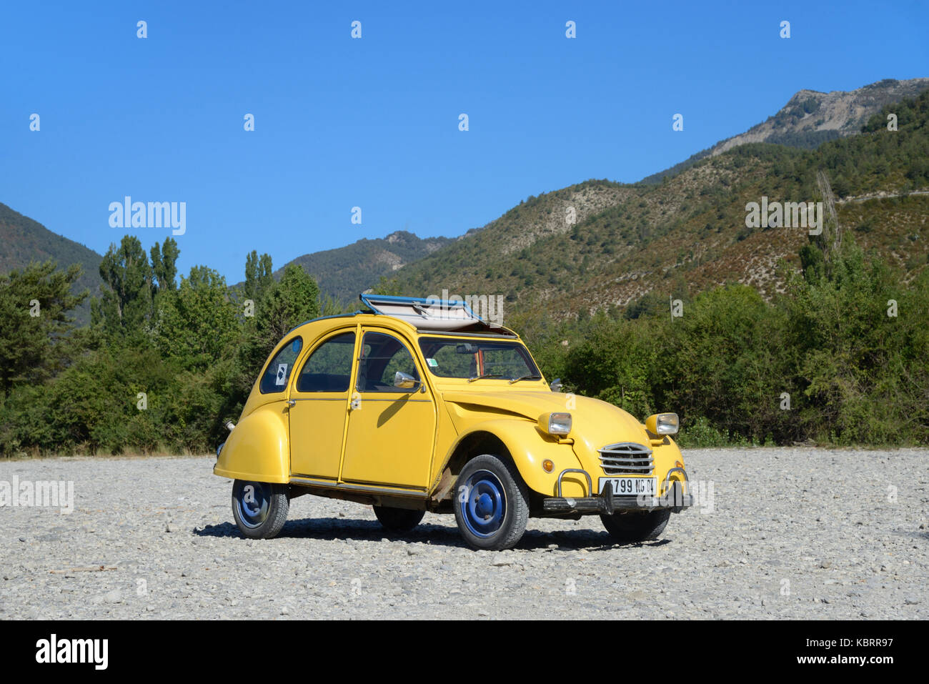 Yellow Citroën 2CV Vintage oder Veteran Car oder Französisch Automobil Stockfoto