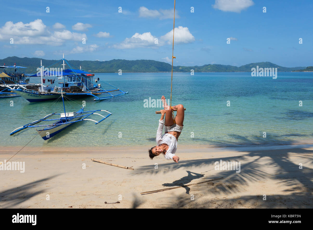 Philippinen - Eine touristische Spaß auf einem Seil schwingen, El Nido Strand, El Nido, Palawan, Philippinen Asien Stockfoto