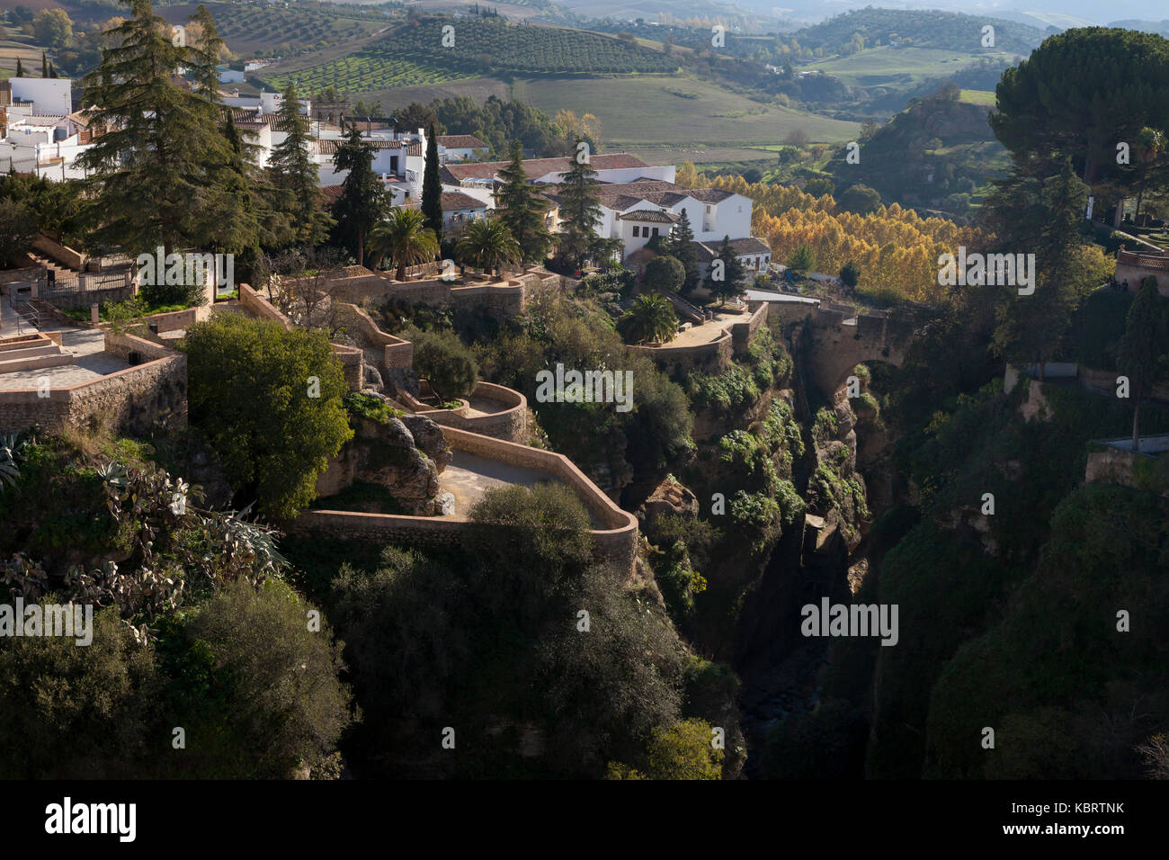 Ronda, Spanien: Blick auf die Jardines de Cuenca, die über dem El Tajo Canyon vom Puente Nuevo in La Ciudad thront. Stockfoto