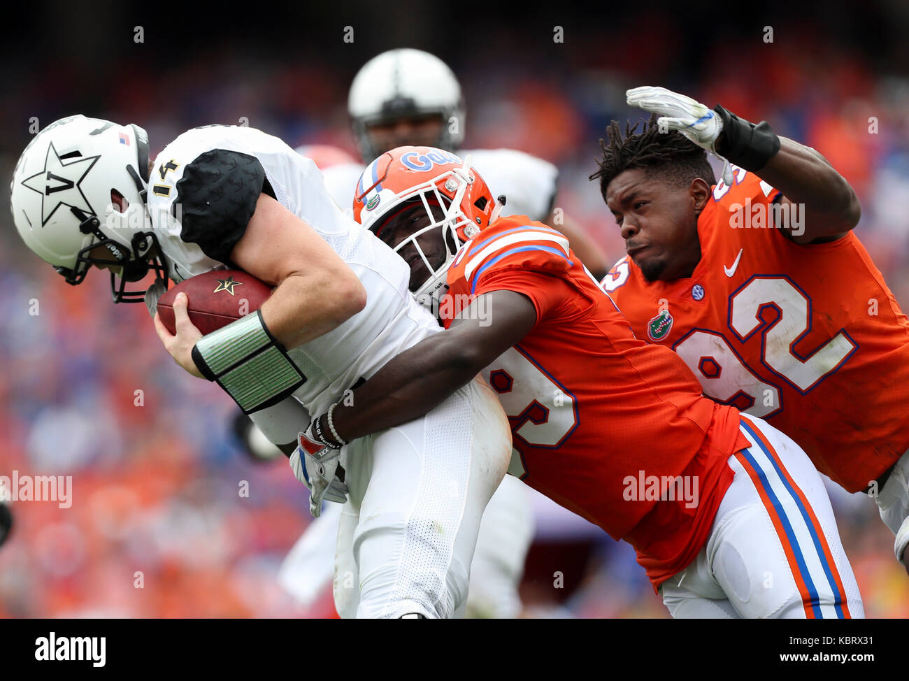 Gainesville, Florida, USA. 30 Sep, 2017. MONICA HERNDON | Zeiten. Florida Gators defensive lineman Jabari Zuniga (92) Erhält ein Foul für das Spielen ohne Helm im zweiten Quartal die Florida Gators auf Vanderbilt am 30. September 2017, Ben Hill Griffin Stadium, in Gainesville, Fla. An der Hälfte, die Kerbe war gebunden, Florida Gators 17, Vanderbilt Commodores, 17. Credit: Monica Herndon/Tampa Bay Zeiten/ZUMA Draht/Alamy leben Nachrichten Stockfoto