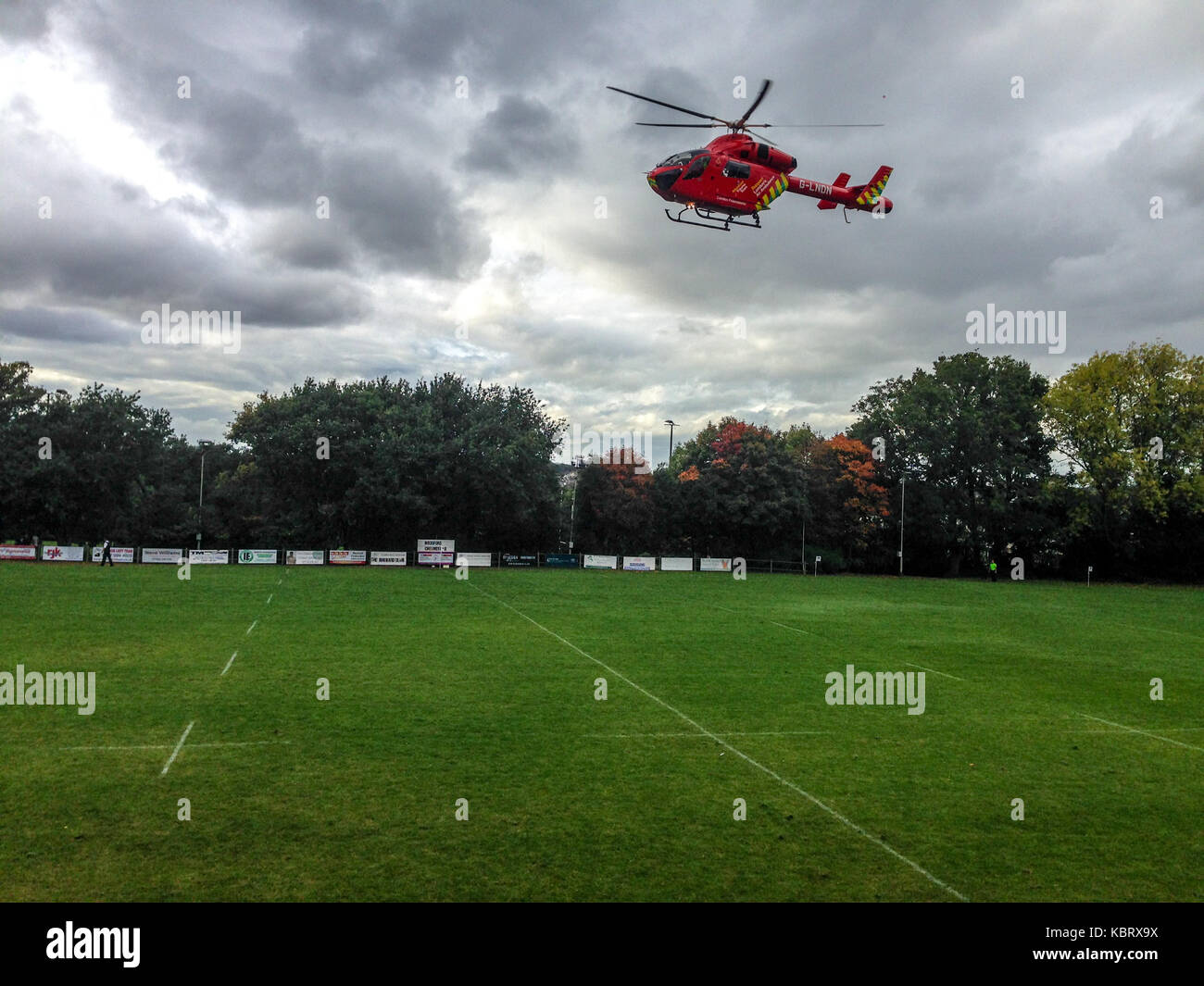 Woodford Green, London, UK. 30. September 2017. London's Air Ambulance helicopter G-lndn Blätter Woodford Rugby Fußball Club Highams Boden in Woodford Green nach der Teilnahme an einem Zuschauer, einen Herzinfarkt zu erleiden. Den Woodford v Chelmsford Match war für 40 Minuten unterbrochen, während die Sanitäter zu dem Unfall, der in der Lage war, auf der Straße zu verlassen. Woodford ging auf das Match zu gewinnen. Die Air Ambulance ist in London Freimaurer unterstützt. Credit: Mark Dunn/Alamy leben Nachrichten Stockfoto