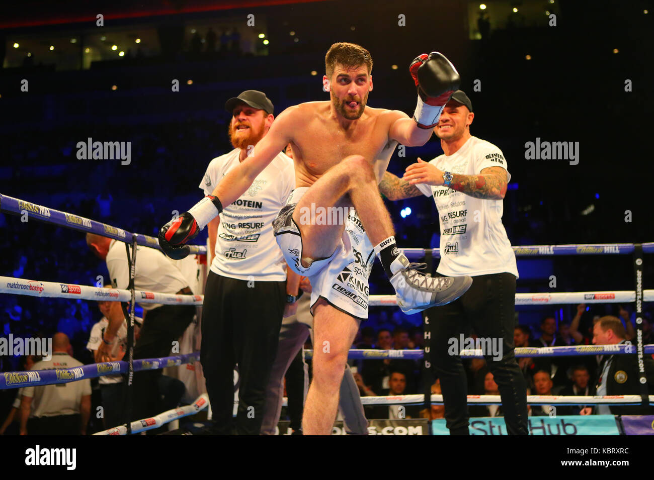 Liverpool, Großbritannien. 30. September 2017. ROCKY FIELDING (Weiße Shorts) schlägt DAVID BROPHY (schwarze Shorts) für die Britische und die Commonwealth Meisterschaften auf der Super-Middleweight Matchroom Boxings Schlacht auf dem Mersey show in der Echo Arena in Liverpool Bild von Stephen Gaunt/Touchlinepics.com/Alamy Live News 30/09/2017 Credit: Stephen Gaunt/Alamy leben Nachrichten Stockfoto