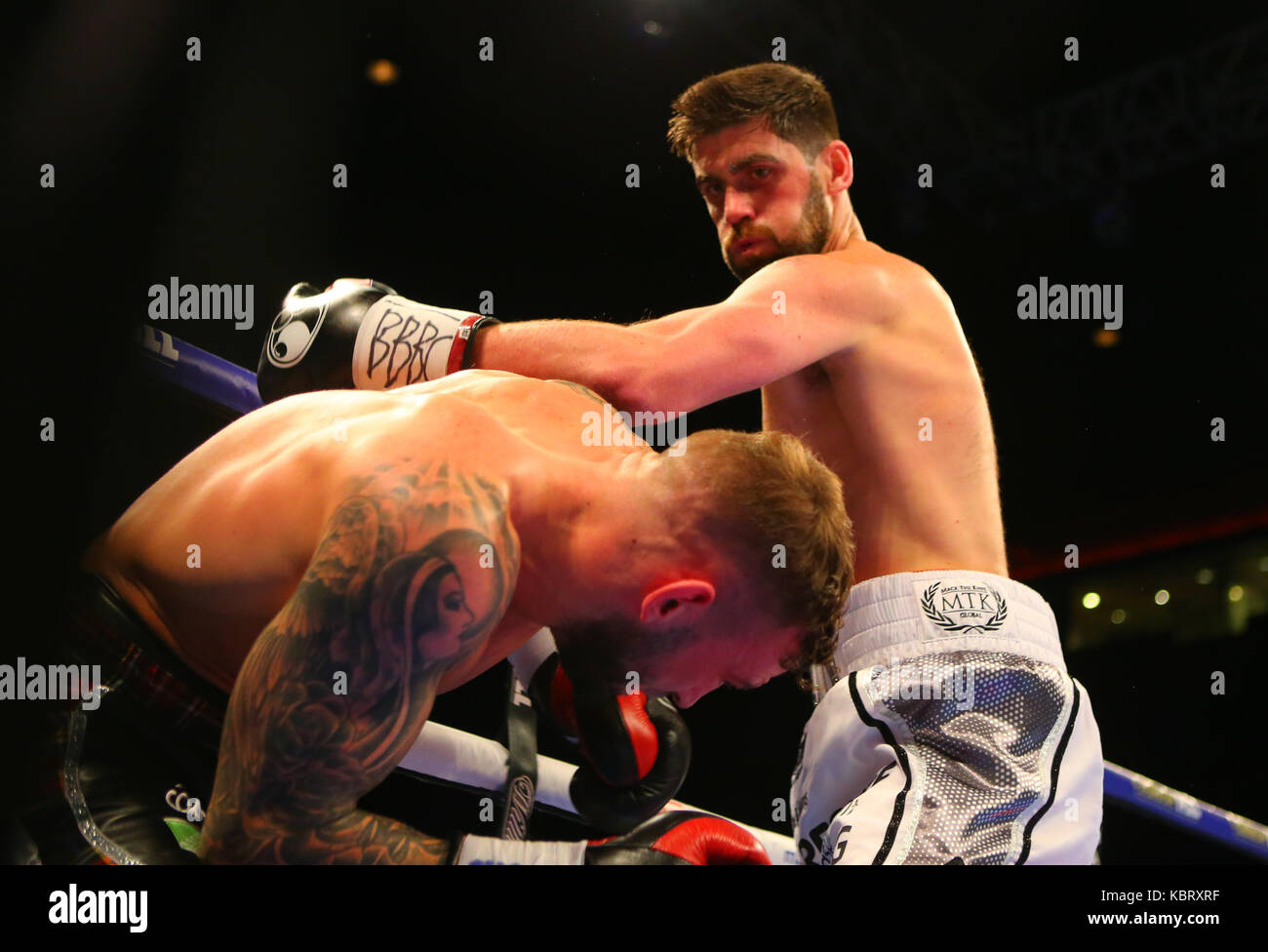 Liverpool, Großbritannien. 30. September 2017. ROCKY FIELDING (Weiße Shorts) schlägt DAVID BROPHY (schwarze Shorts) für die Britische und die Commonwealth Meisterschaften auf der Super-Middleweight Matchroom Boxings Schlacht auf dem Mersey show in der Echo Arena in Liverpool Bild von Stephen Gaunt/Touchlinepics.com/Alamy Live News 30/09/2017 Credit: Stephen Gaunt/Alamy leben Nachrichten Stockfoto