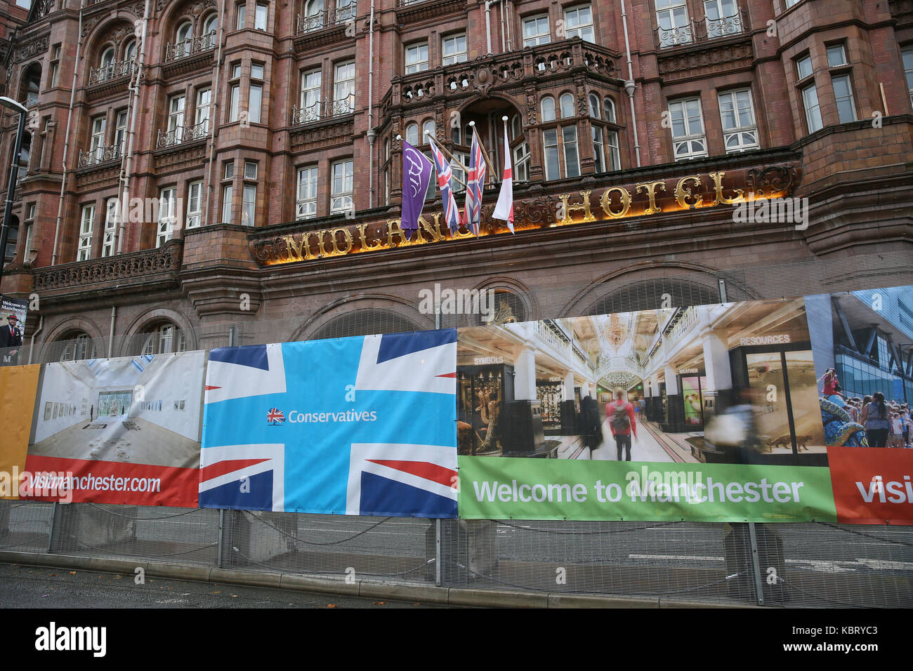 Manchester, Großbritannien. 30. September 2017. Das Midland Hotel umgeben von Banner fügt freundliche Menschen, die Tories Conference, Manchester, 30. September 2017 (C) Barbara Cook/Alamy Live News Credit: Barbara Koch/Alamy leben Nachrichten Stockfoto