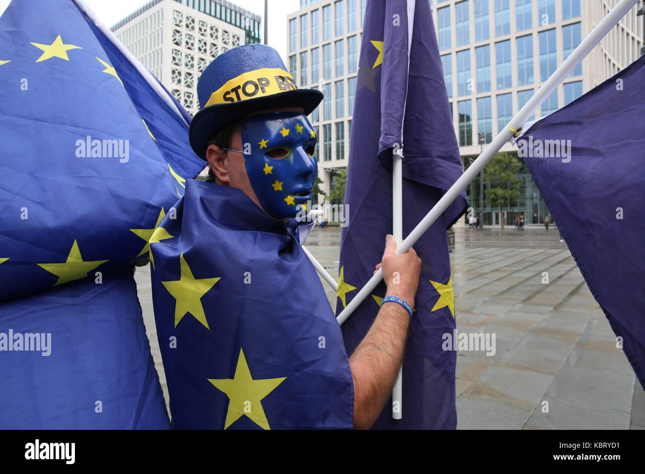 Manchester, Großbritannien. 30. September 2017. Ein pro EU-demonstrant außerhalb der Schauplatz der Tory-partei Conference, Manchester, 30. September 2017 (C) Barbara Cook/Alamy Live News Credit: Barbara Koch/Alamy leben Nachrichten Stockfoto