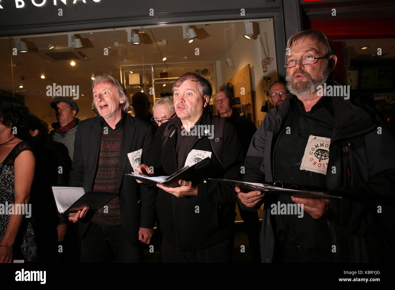 Manchester, Großbritannien. 30. September 2017. Chor Sänger im Bahnhof Piccadilly, Manchester, 30. September 2017 (C) Barbara Cook/Alamy Live News Credit: Barbara Koch/Alamy leben Nachrichten Stockfoto