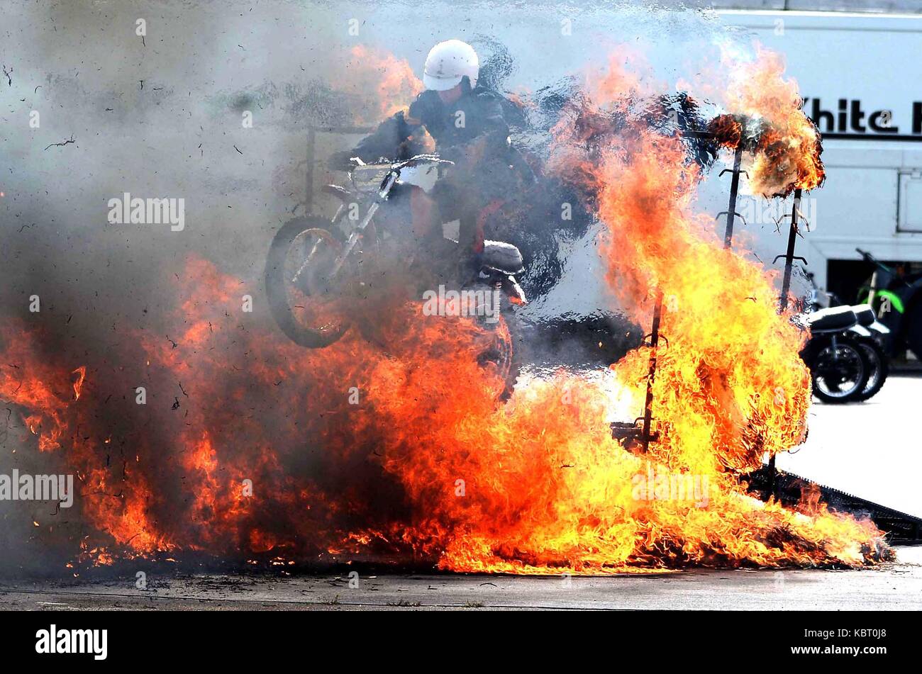 Helme Motorrad display Team Feuer springen, Blandford Camp, Dorset, UK, 30. September 2017. royal Signale weiße Helme Motorrad display Team Ihre letzte Anzeige Credit: finnbarr Webster/alamy leben Nachrichten Stockfoto