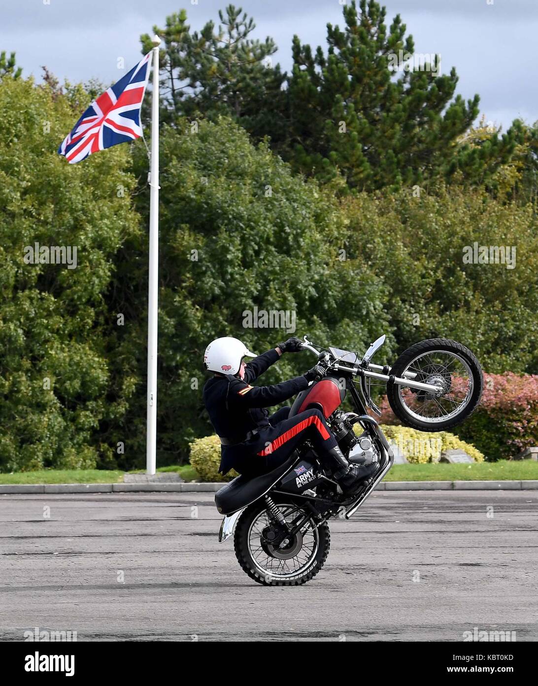 Blandford Camp, Dorset, UK, 30. September 2017. royal Signale weiße Helme Motorrad display Team Ihre letzte Anzeige Credit: finnbarr Webster/alamy leben Nachrichten Stockfoto