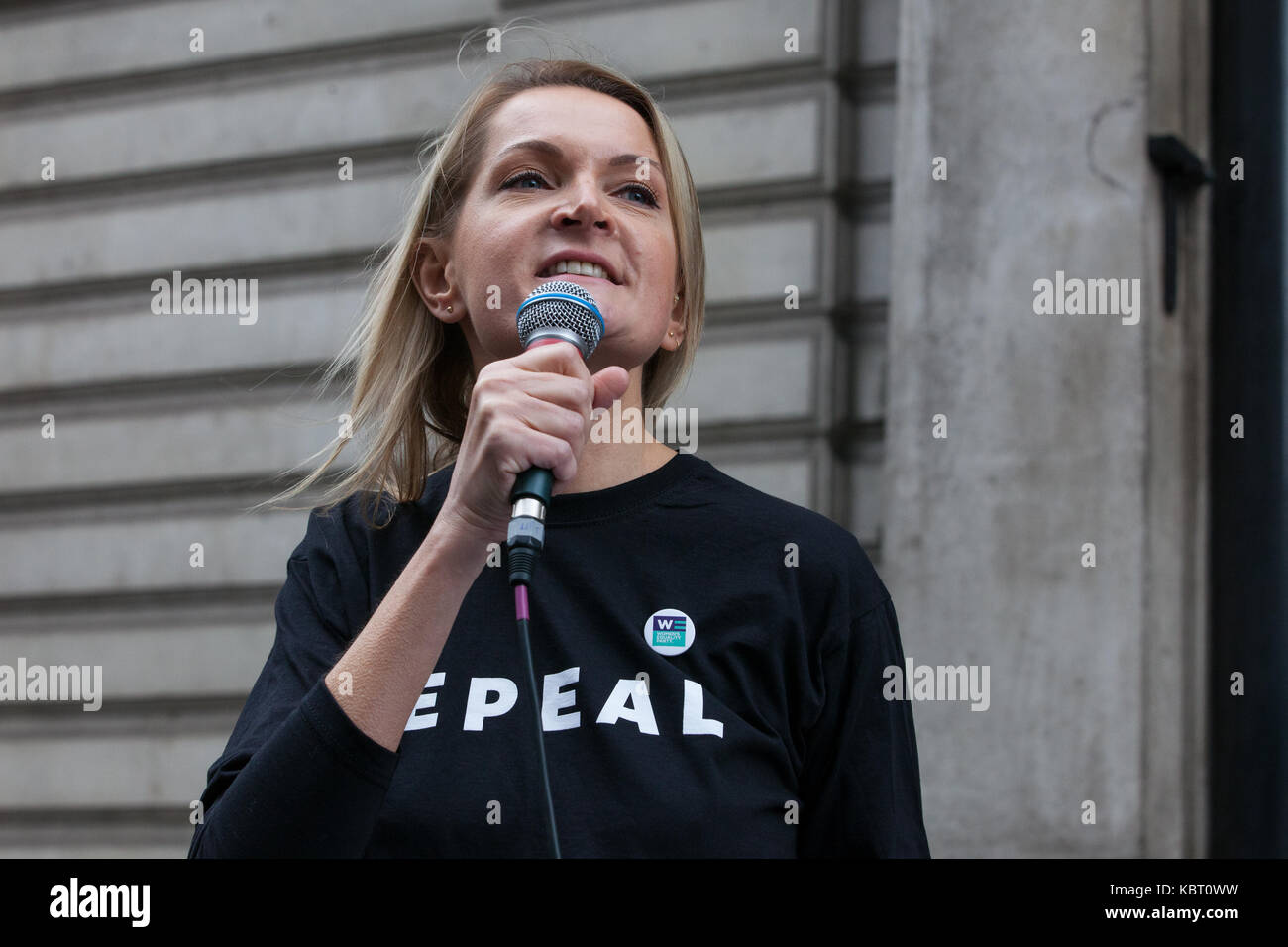 London, Großbritannien. 30. September 2017. Sophie Walker, Chef der Partei der Gleichberechtigung von Frauen, Adressen Mitkämpfer aus der London-Irish Abtreibung Rechte Kampagne Rallyes außerhalb der irischen Botschaft in Solidarität mit der Irischen und Nordirischen 205,704 Frauen, die Großbritannien für eine Abtreibung gereist sind seit dem 8. Änderung 1983 und rechtlichen Änderungen in Irland zu verlangen Wahl zu garantieren. Der Fall wurde auch in der Solidarität mit der 6. jährlichen März die Abtreibung die Rechte der Kampagne für die Wahl in Dublin statt. Stockfoto