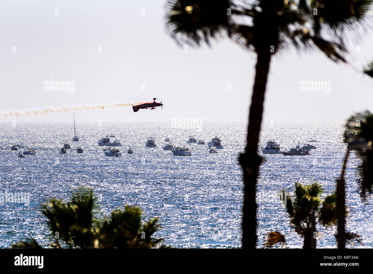 Huntington Beach, Kalifornien, USA. 30. September 2017. Die blauen Winkel Schlagzeile die Breitling Huntington Beach Airshow über Strand und der berühmten Seebrücke. Credit: Benjamin Ginsberg/Alamy Leben Nachrichten. Stockfoto