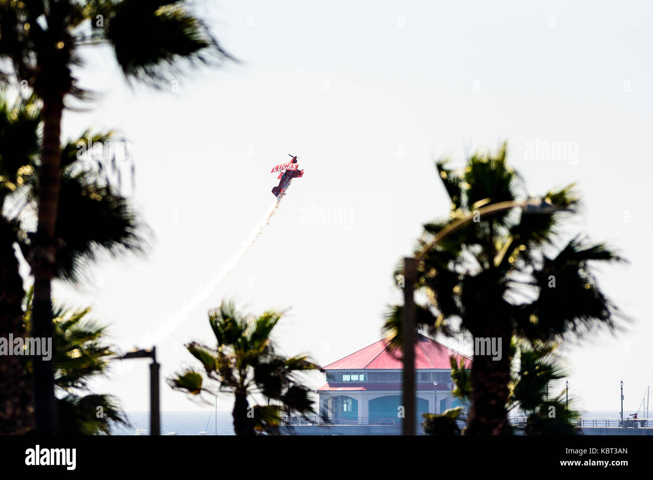 Huntington Beach, Kalifornien, USA. 30. September 2017. Die blauen Winkel Schlagzeile die Breitling Huntington Beach Airshow über Strand und der berühmten Seebrücke. Credit: Benjamin Ginsberg/Alamy Leben Nachrichten. Stockfoto