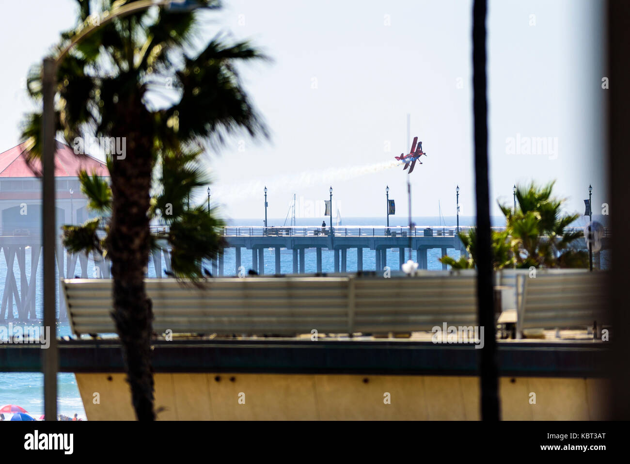 Huntington Beach, Kalifornien, USA. 30. September 2017. Die blauen Winkel Schlagzeile die Breitling Huntington Beach Airshow über Strand und der berühmten Seebrücke. Credit: Benjamin Ginsberg/Alamy Leben Nachrichten. Stockfoto