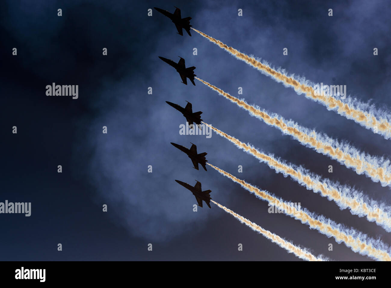 Huntington Beach, Kalifornien, USA. 30. September 2017. Die blauen Winkel Schlagzeile die Breitling Huntington Beach Airshow über Strand und der berühmten Seebrücke. Credit: Benjamin Ginsberg/Alamy Leben Nachrichten. Stockfoto