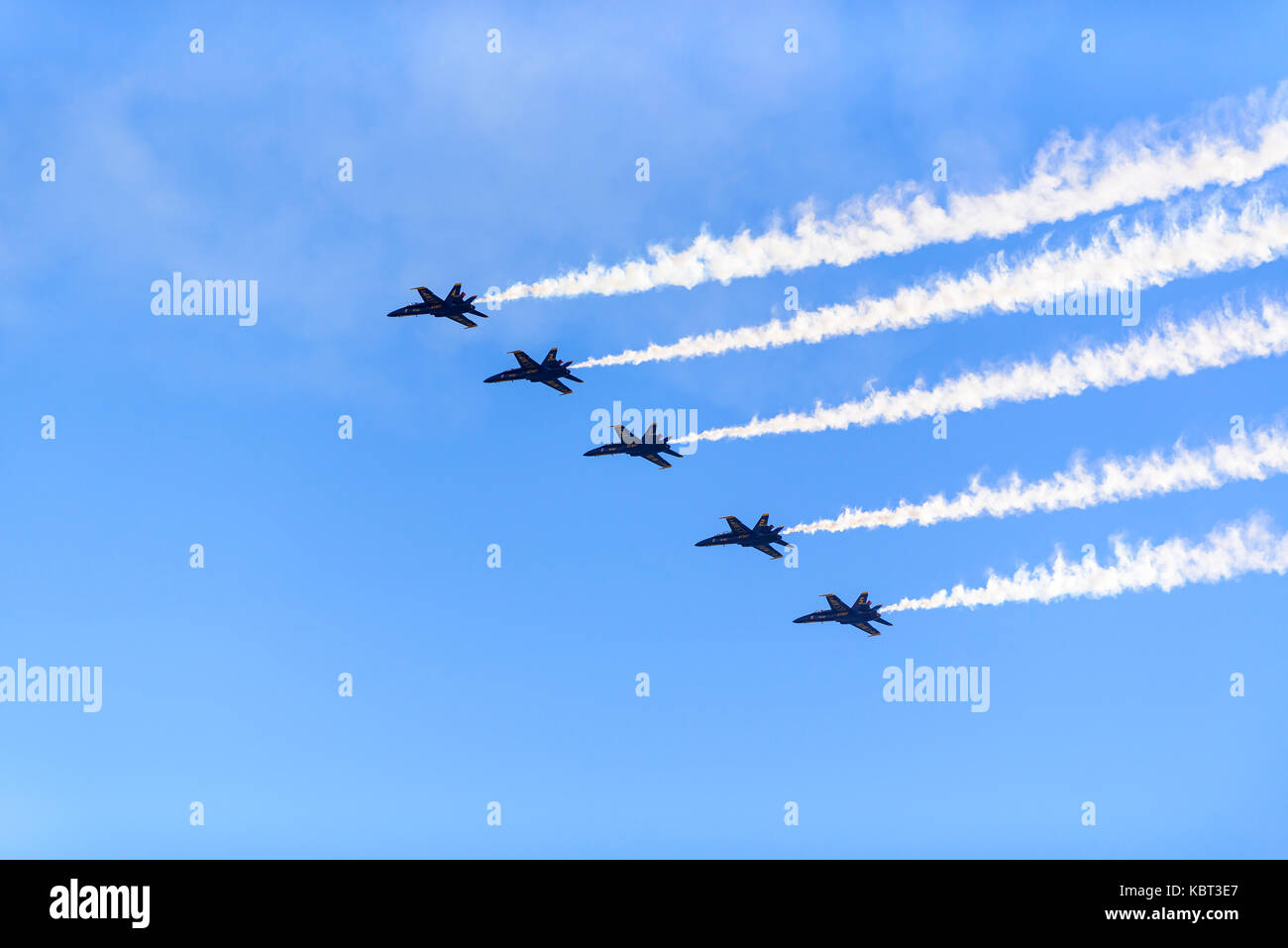 Huntington Beach, Kalifornien, USA. 30. September 2017. Die blauen Winkel Schlagzeile die Breitling Huntington Beach Airshow über Strand und der berühmten Seebrücke. Credit: Benjamin Ginsberg/Alamy Leben Nachrichten. Stockfoto