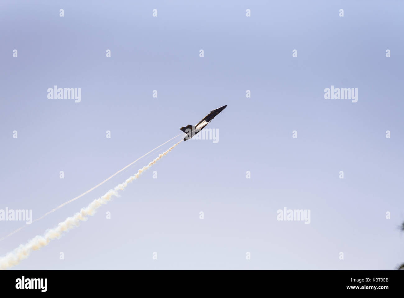 Huntington Beach, Kalifornien, USA. 30. September 2017. Die blauen Winkel Schlagzeile die Breitling Huntington Beach Airshow über Strand und der berühmten Seebrücke. Credit: Benjamin Ginsberg/Alamy Leben Nachrichten. Stockfoto