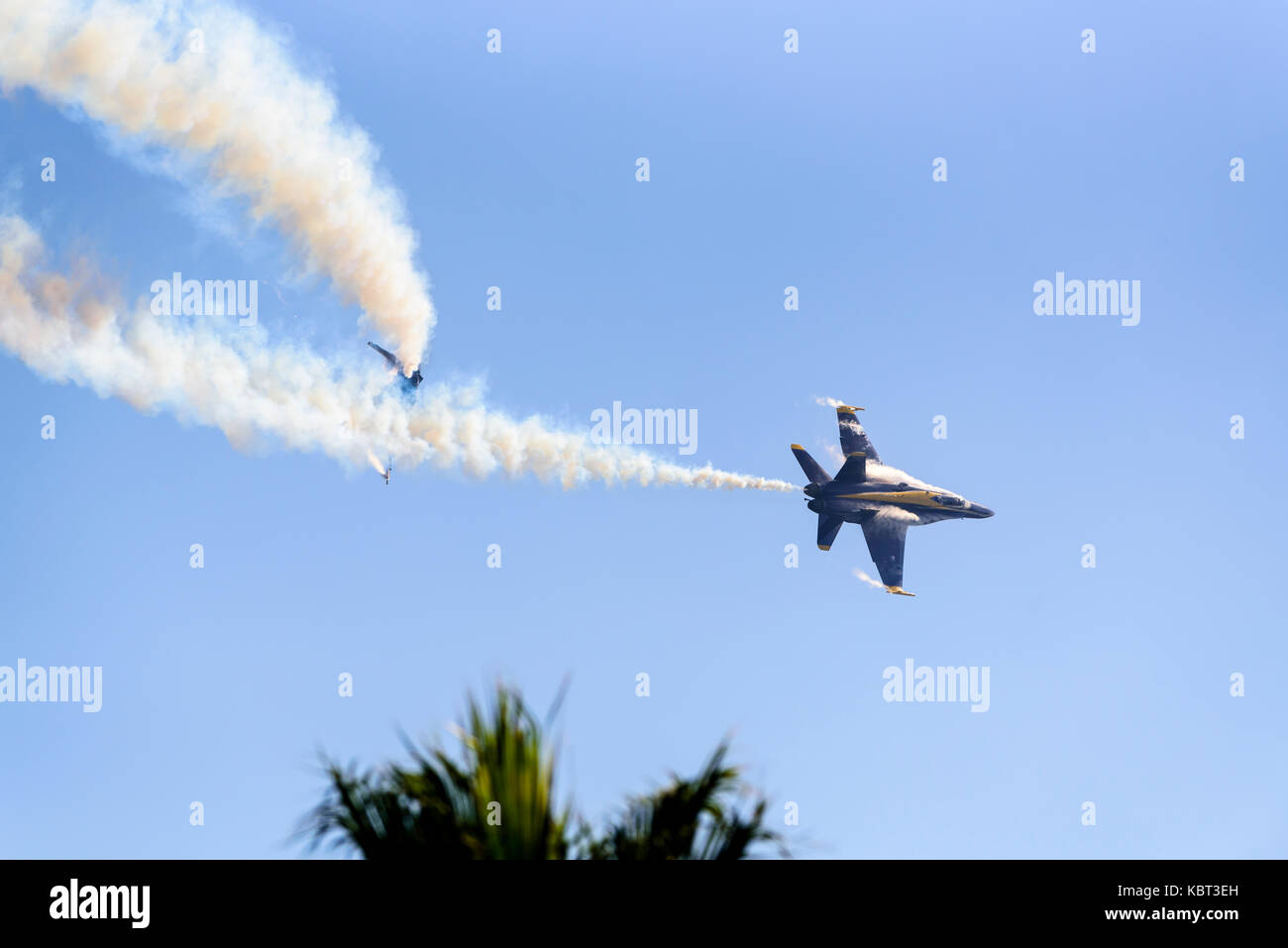 Huntington Beach, Kalifornien, USA. 30. September 2017. Die blauen Winkel Schlagzeile die Breitling Huntington Beach Airshow über Strand und der berühmten Seebrücke. Credit: Benjamin Ginsberg/Alamy Leben Nachrichten. Stockfoto