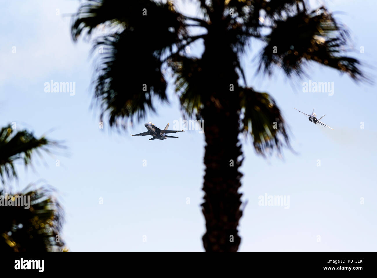 Huntington Beach, Kalifornien, USA. 30. September 2017. Die blauen Winkel Schlagzeile die Breitling Huntington Beach Airshow über Strand und der berühmten Seebrücke. Credit: Benjamin Ginsberg/Alamy Leben Nachrichten. Stockfoto