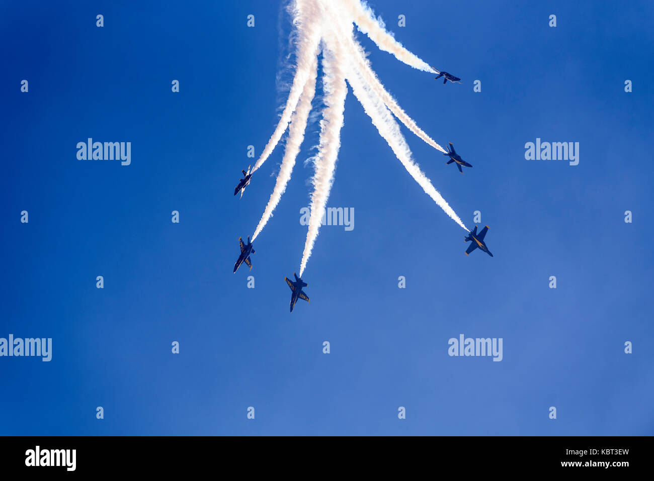 Huntington Beach, Kalifornien, USA. 30. September 2017. Die blauen Winkel Schlagzeile die Breitling Huntington Beach Airshow über Strand und der berühmten Seebrücke. Credit: Benjamin Ginsberg/Alamy Leben Nachrichten. Stockfoto