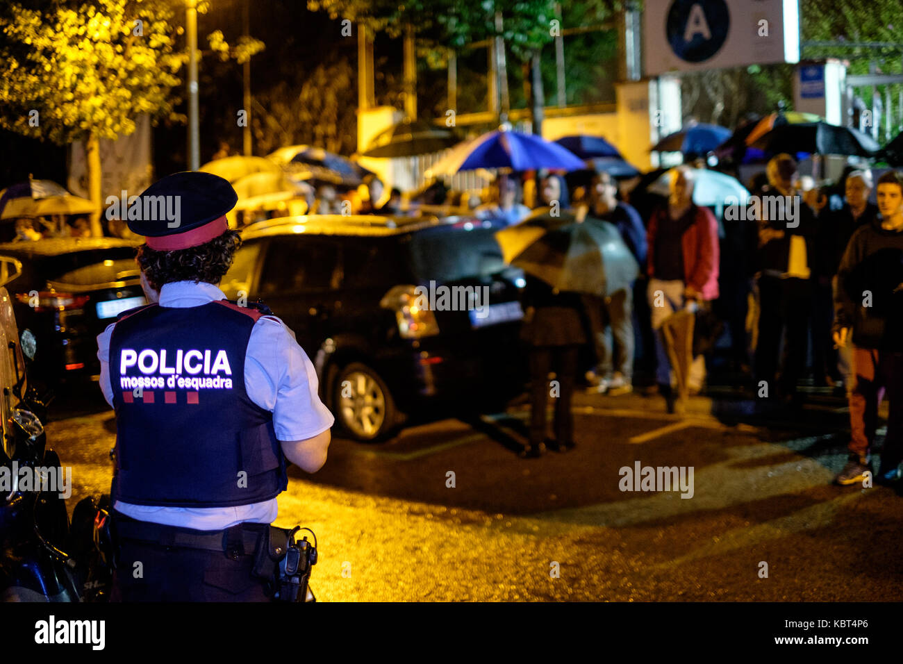 Escola Augusta. Oktober 2017. Policia acude a un colegio electoral de Barcelona con la orden de desalojar. Una multitud de gente de todas las edades se concentra en la puerta para reivindicar su derecho al voto. Stockfoto