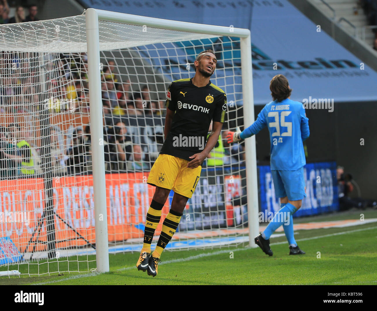 Augsburg, Deutschland. 30 Sep, 2017. Dortmunder Pierre-Emerick Aubameyang (L) reagiert, nachdem er einen zählende Wahrscheinlichkeit während eines Deutschen Bundesligaspiel zwischen Borussia Dortmund und FC Augsburg, Augsburg, Deutschland, Sept. 30, 2017. Dortmund gewann 2-1. Credit: Philippe Ruiz/Xinhua/Alamy leben Nachrichten Stockfoto