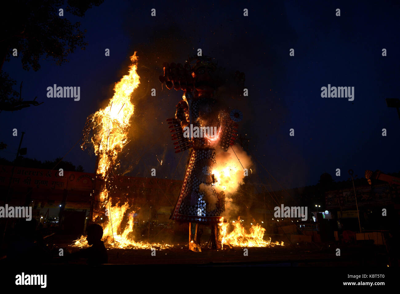 (171001) - NEW DELHI, Oktober 1, 2017 (Xinhua) - ein Idol von Ravana verbrannt ist das Ende der Feier der Dussehra Festival am Exerzierplatz zu markieren, in Neu Delhi, Indien, Sept. 30, 2017. Dussehra ist eine große hinduistische Fest, die am Ende von navratri jedes Jahr gefeiert wird, erinnern von Lord Rama Sieg über Ravana, den 10-köpfigen Dämon König. (Xinhua/Stringer) (zjl) Stockfoto