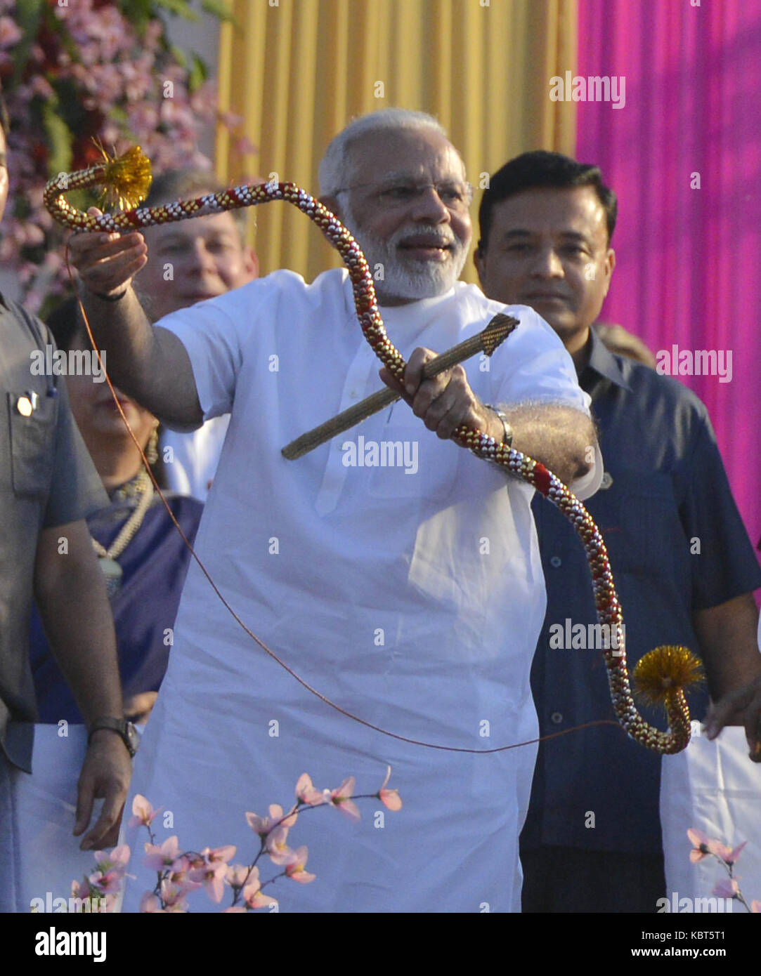 (171001) - NEW DELHI, Oktober 1, 2017 (Xinhua) - indische Ministerpräsident Narendra Modi versucht, seine Hände auf einen Pfeil und Bogen bei der Feier der Dussehra Festival am Exerzierplatz, in Neu Delhi, Indien, Sept. 30, 2017. Dussehra ist eine große hinduistische Fest, die am Ende von navratri jedes Jahr gefeiert wird, erinnern von Lord Rama Sieg über Ravana, den 10-köpfigen Dämon König. (Xinhua/Stringer) (zjl) Stockfoto