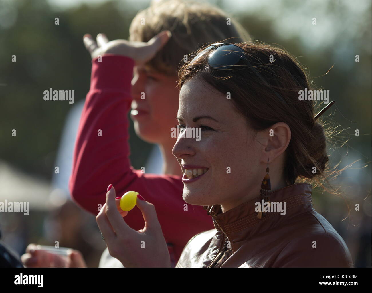 Krim, Russland. 30 Sep, 2017. Menschen nehmen an der WineFest Weinlese und die Herstellung von Wein Festival im Zolotaya Balka Weinkellerei in der Stadt Balaklawa. Credit: Sergei Malgavko/TASS/Alamy leben Nachrichten Stockfoto