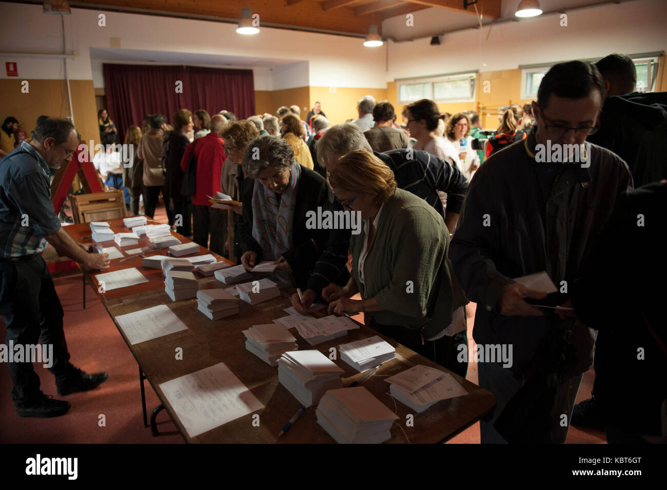 Barcelona, Katalonien. Oktober 1, 2017. Spanien. Wähler sammeln die Stimmzettel und Stimmen im Electoral College llacuna, wo die Abstimmung mit der Normalität gemacht wird. Credit: Charlie Perez/Alamy leben Nachrichten Stockfoto