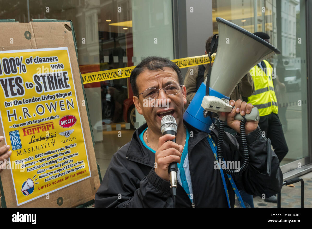 September 30, 2017 - London, UK. 30. September 2017. Die demonstranten Tanz außerhalb des Ferrari Showroom von Kensington luxus Autohändler HR Owen in den Vereinigten Stimmen des World Trade Union Protest fordern Sie Ihre zwei Reiniger ohne Bezahlung wieder ausgesetzt, weil sie eine der London living wage für die Reinigung der Ferrari/Maserati Showrooms gezahlt werden. Reiniger Angelica Valencia und Freddy Lopez wurden von den UVW, und andere Gruppen, einschließlich der Krieg und die RCG unterstützt. Rund 100 Demonstranten marschierten von South Kensington Station, kurz protestieren außerhalb des Lamborghini showro Stockfoto