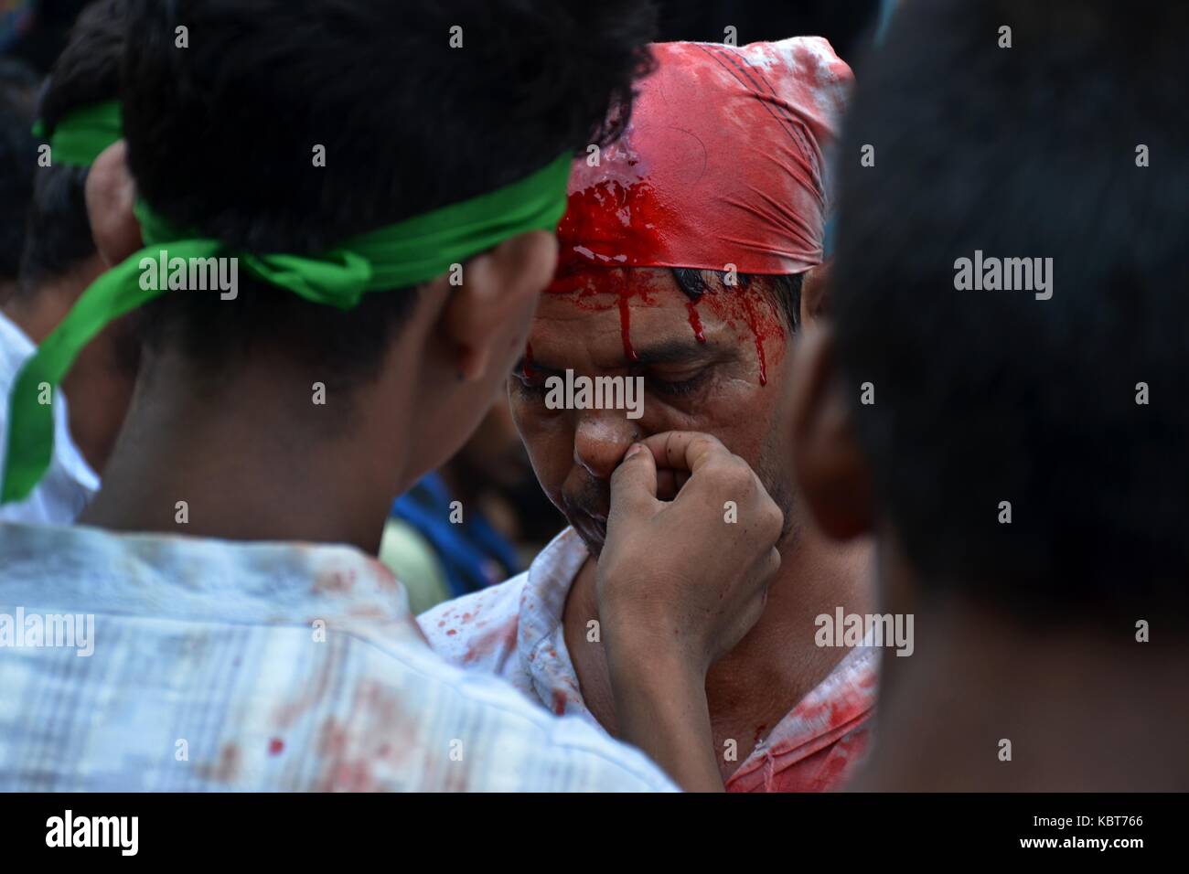 Kolkata, Indien, 30. September, 17. Eines der durchgeführt wird stark verletzt, während Sie mit scharfen Schwert während Muharram in Bezug auf Hussain Ali, der in der Schlacht von Kerbela gemartert wurde. Credit: Dipayan Bose/Alamy leben Nachrichten Stockfoto