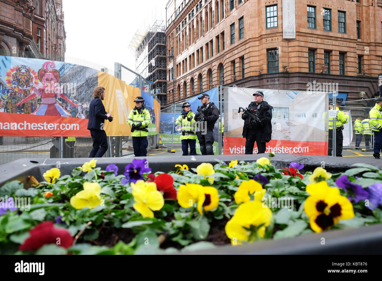 Manchester UK, Sonntag, 1. Oktober 2017 - eine konservative Partei Delegierte sucht Wegbeschreibung von Polizei und bewaffnete Offiziere neben dem Midland Hotel im Zentrum der Stadt am Eröffnungstag der Parteitag der Konservativen Partei. Steven Mai/alamy leben Nachrichten Stockfoto